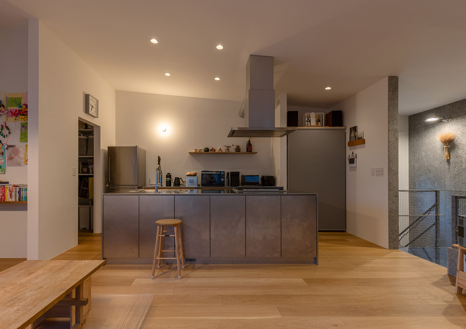 壁に取り付けた照明がアクセントになるおしゃれなアイランドキッチンのLDK・デザイン住宅 注文住宅・デザイン住宅建築実例_『CASE772 大らかにツナガル』_キッチン