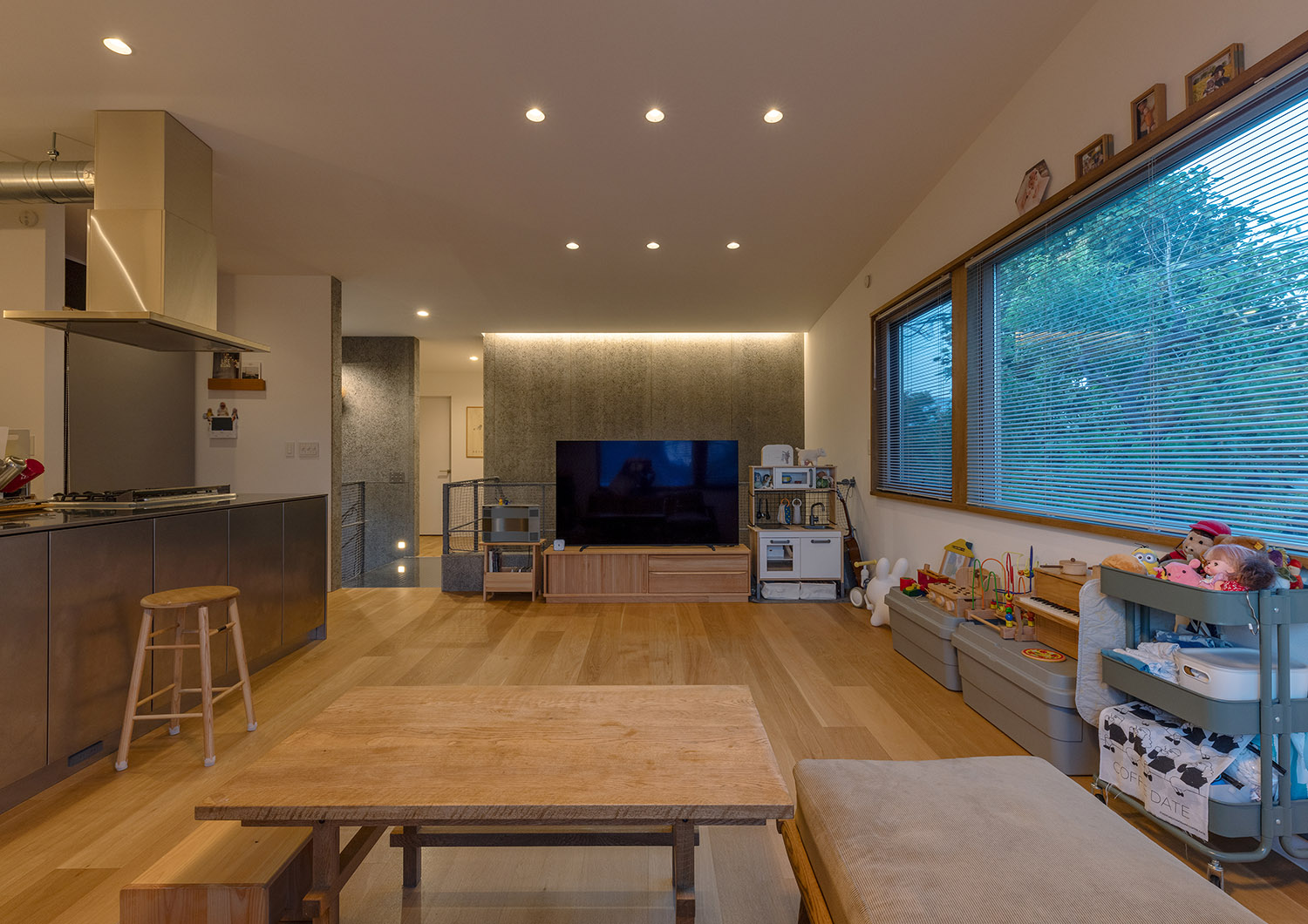 壁際に間接照明が取り付けられたシンプルでおしゃれなLDK・デザイン住宅 注文住宅・デザイン住宅建築実例_『CASE772 大らかにツナガル』_LDK