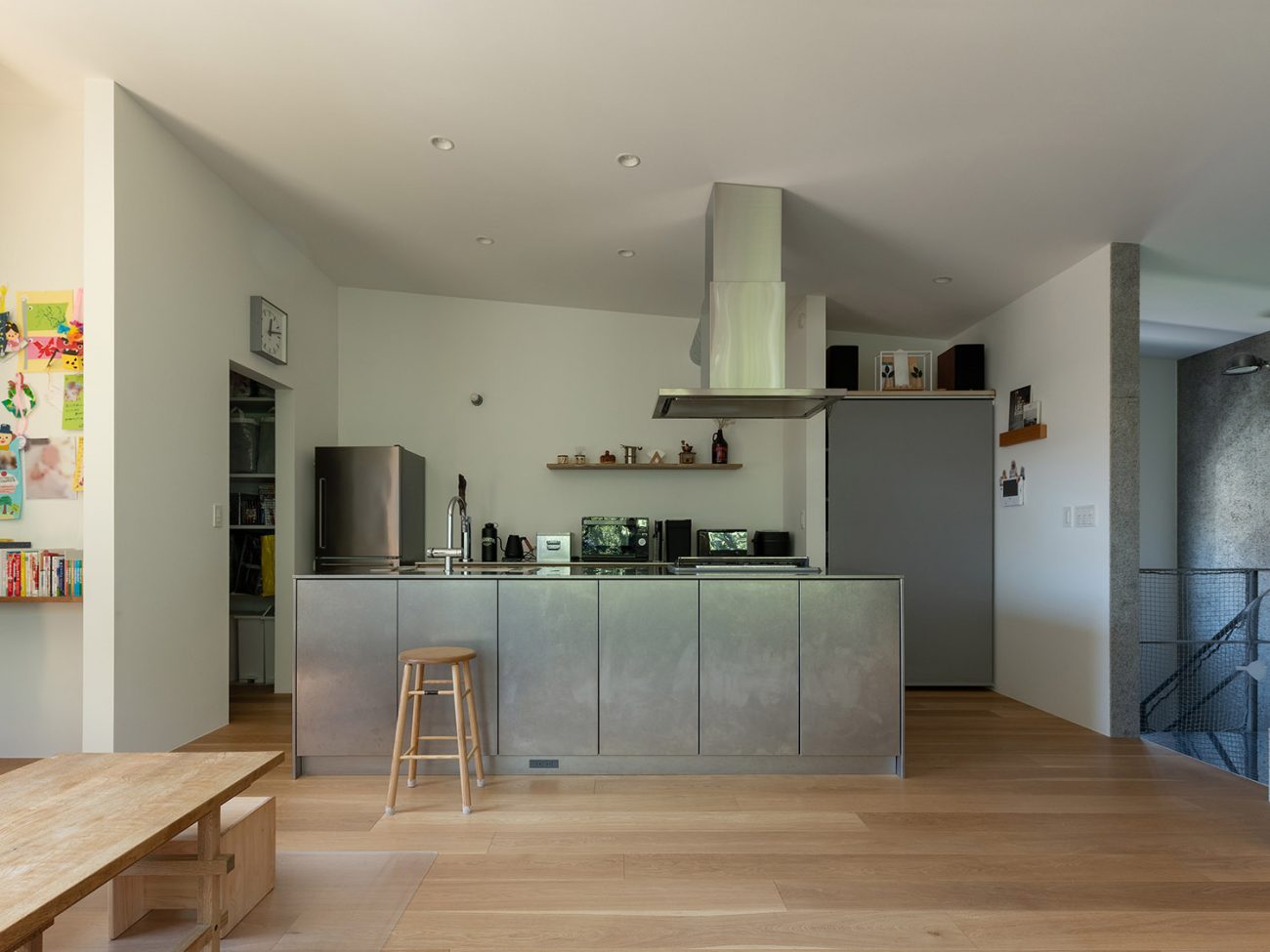 ステンレスのアイランドキッチンや半個室のパントリーがあるLDK・デザイン住宅 注文住宅・デザイン住宅建築実例_『CASE772 大らかにツナガル』_キッチン