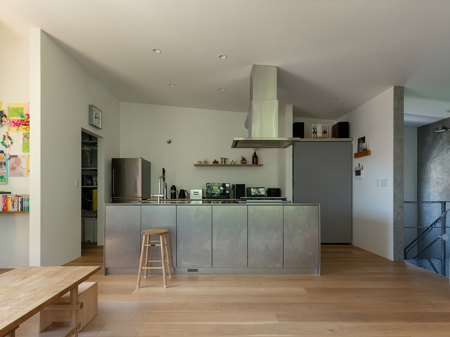 ステンレスのアイランドキッチンや半個室のパントリーがあるLDK・デザイン住宅 注文住宅・デザイン住宅建築実例_『CASE772 大らかにツナガル』_キッチン