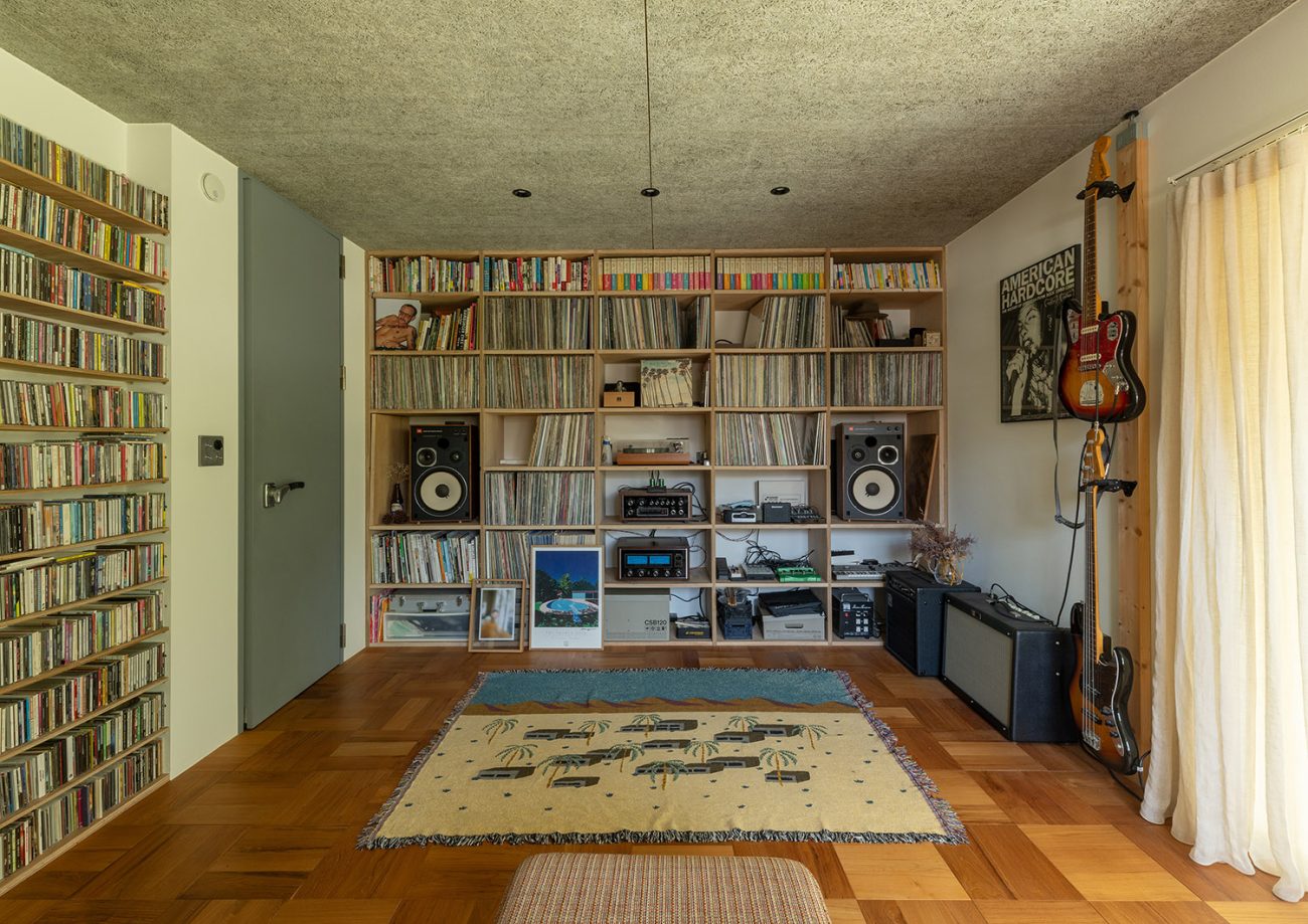 壁一面の本棚にレコードを並べた、楽器やスピーカーのある書斎・デザイン住宅 注文住宅・デザイン住宅建築実例_『CASE772 大らかにツナガル』_書斎