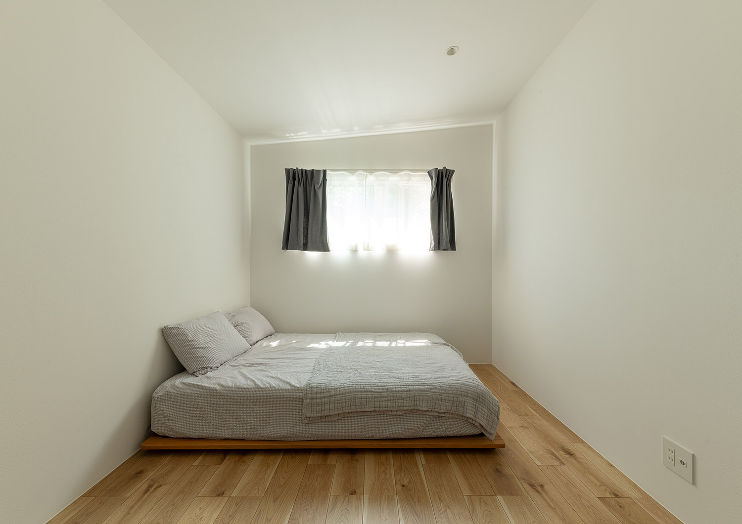 カーテン付きの小さな窓を取り付けたシンプルな寝室・デザイン住宅 注文住宅・デザイン住宅建築実例_『CASE772 大らかにツナガル』_寝室