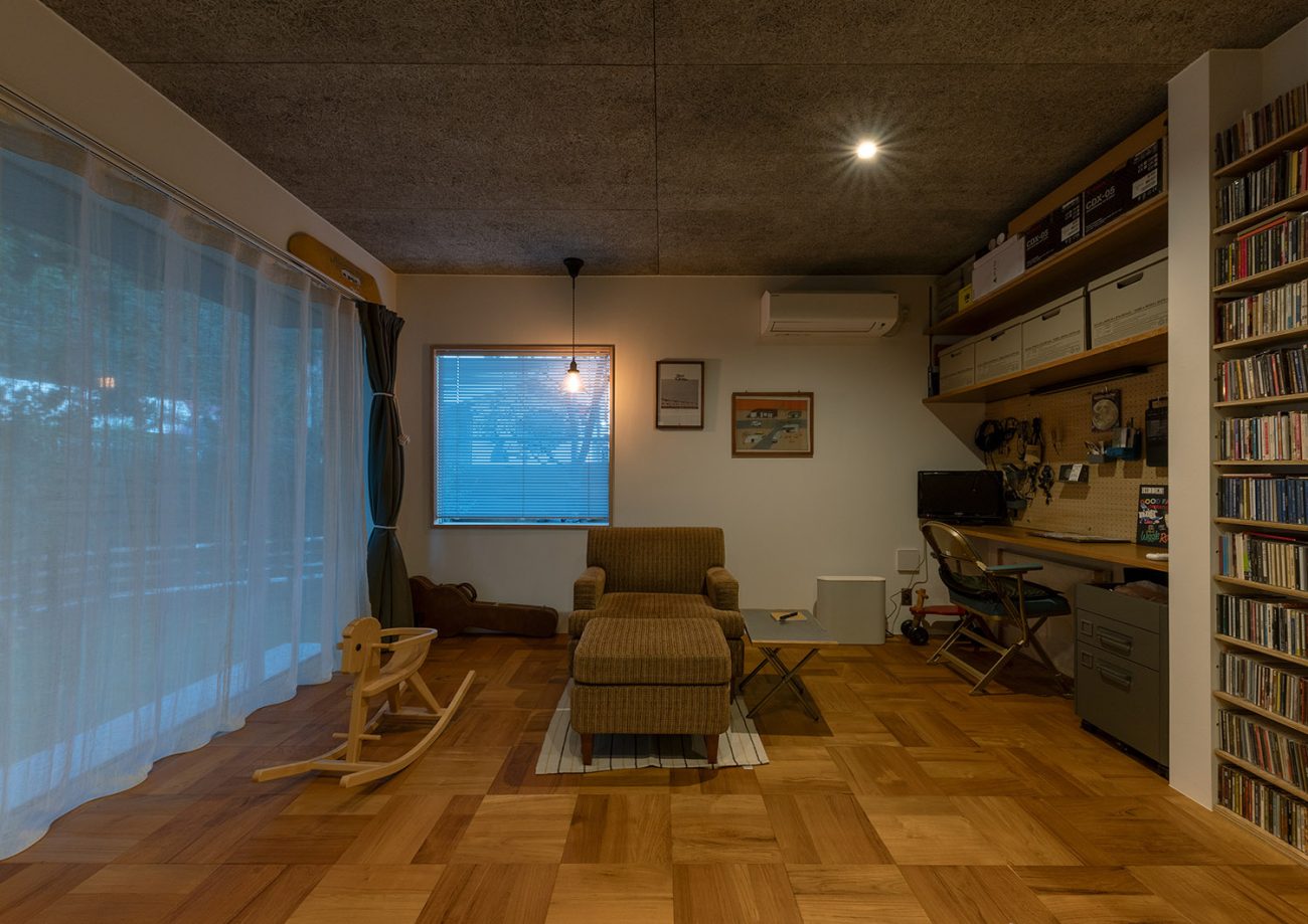 ダウンライトとペンダントライトを取り付けた薄暗い書斎・デザイン住宅 注文住宅・デザイン住宅建築実例_『CASE772 大らかにツナガル』_書斎