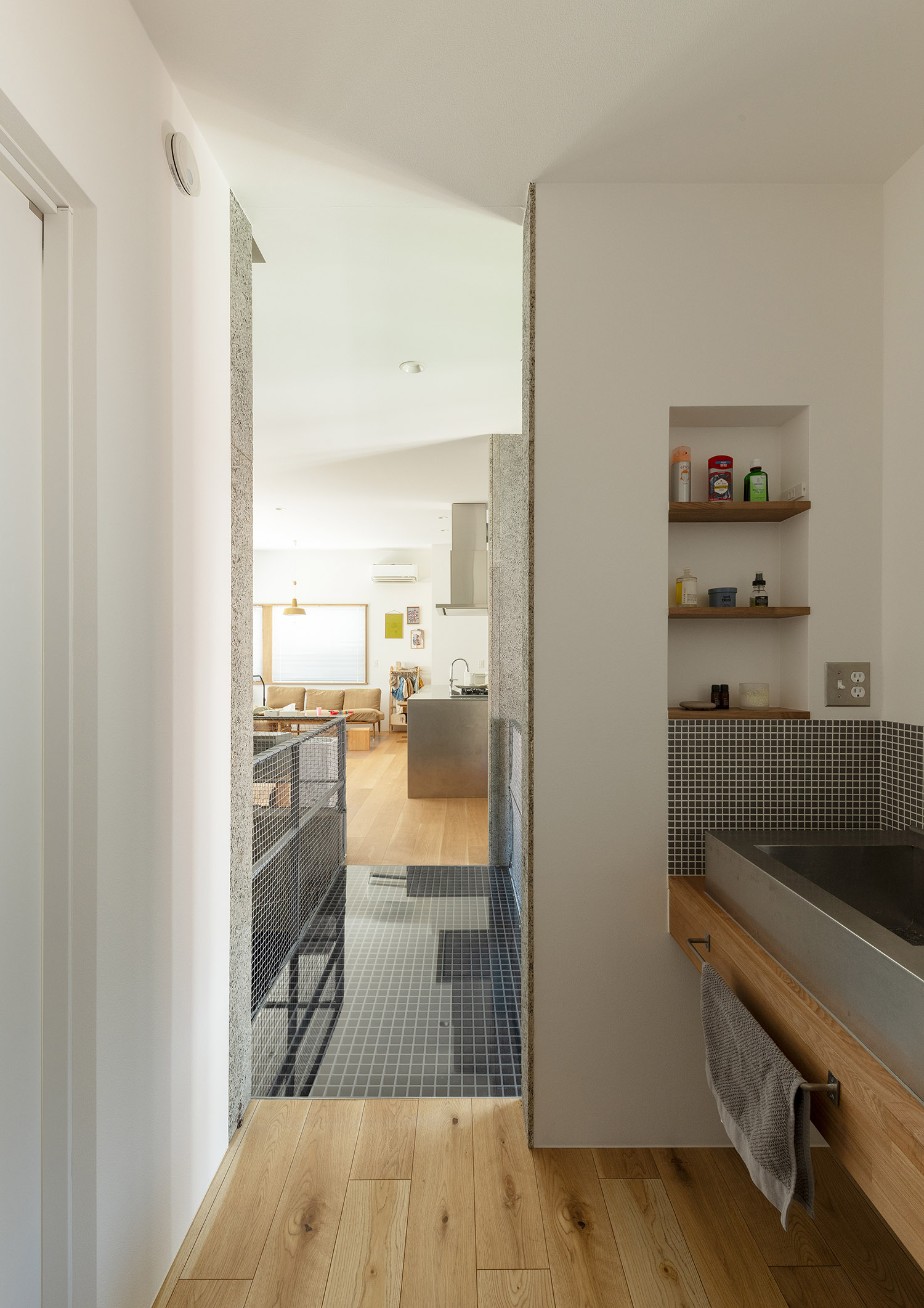 手洗いカウンターとLDKが渡り廊下で繋がるデザイン・デザイン住宅 注文住宅・デザイン住宅建築実例_『CASE772 大らかにツナガル』_浴室・洗面所