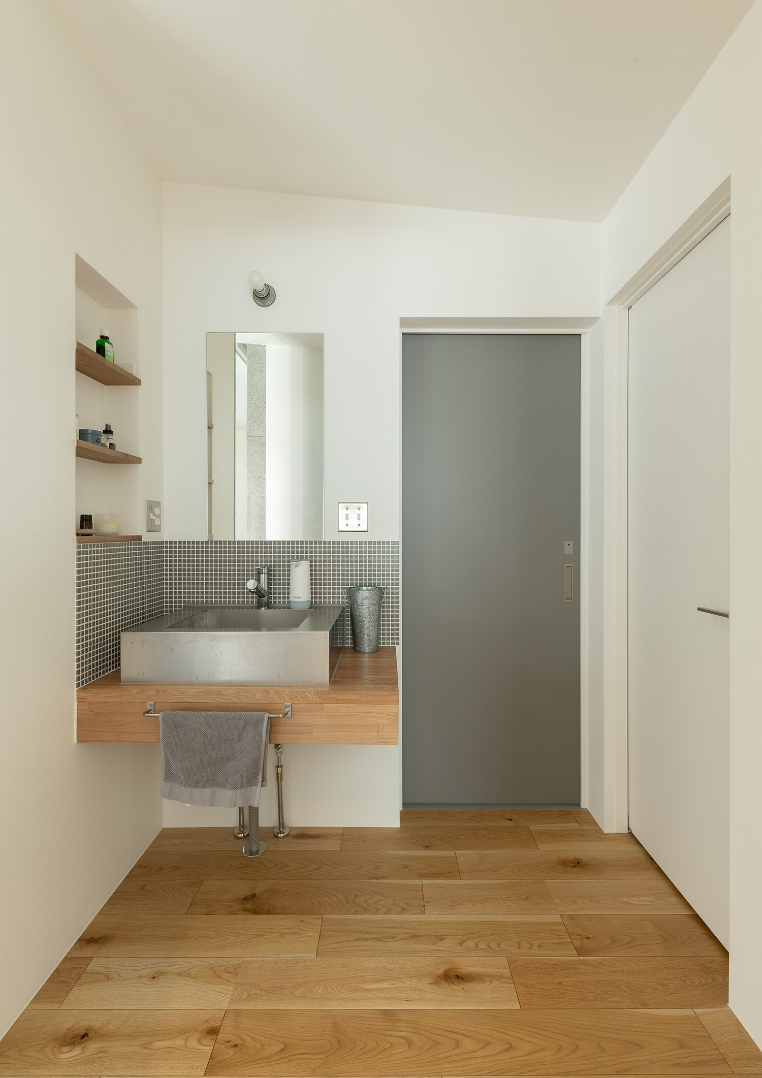 手元の壁にタイルが取り入れられた、部屋の角にある手洗いカウンター・デザイン住宅 注文住宅・デザイン住宅建築実例_『CASE772 大らかにツナガル』_浴室・洗面所