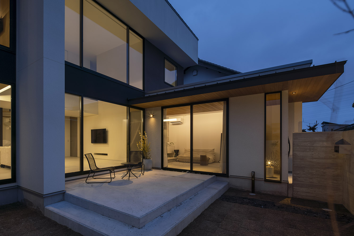 開放的なコンクリートのテラスがあるおしゃれな家・デザイン住宅 注文住宅・デザイン住宅建築実例_『CASE768 Living with light』_外観