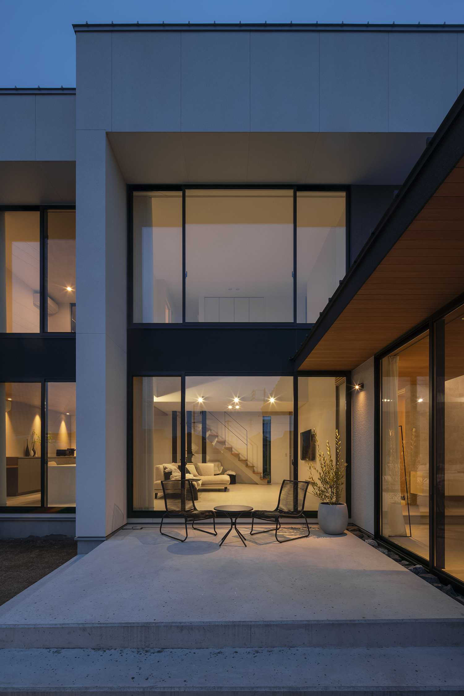 壁に照明を取り付けた夜でも明るいオープンなテラス・デザイン住宅 注文住宅・デザイン住宅建築実例_『CASE768 Living with light』_テラス・バルコニー