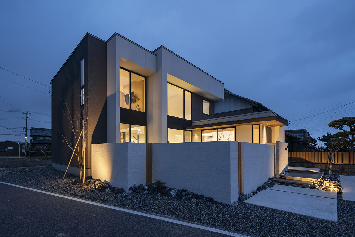 大きな窓から光が漏れる開放的な外観の家・デザイン住宅 注文住宅・デザイン住宅建築実例_『CASE768 Living with light』_外観