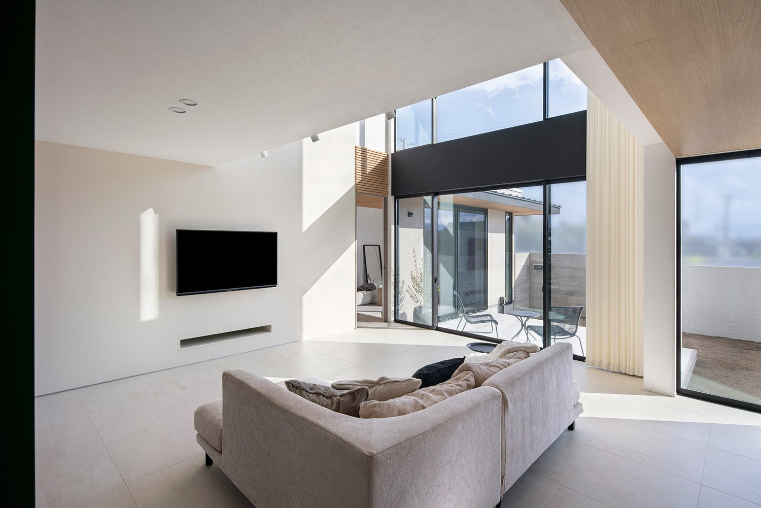 吹き抜けに面した大きな窓がある開放的でおしゃれなLDK・デザイン住宅 注文住宅・デザイン住宅建築実例_『CASE768 Living with light』_LDK