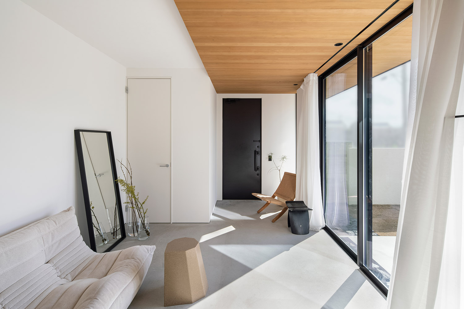 ソファーを置いた開放的な土間玄関・デザイン住宅 注文住宅・デザイン住宅建築実例_『CASE768 Living with light』_玄関