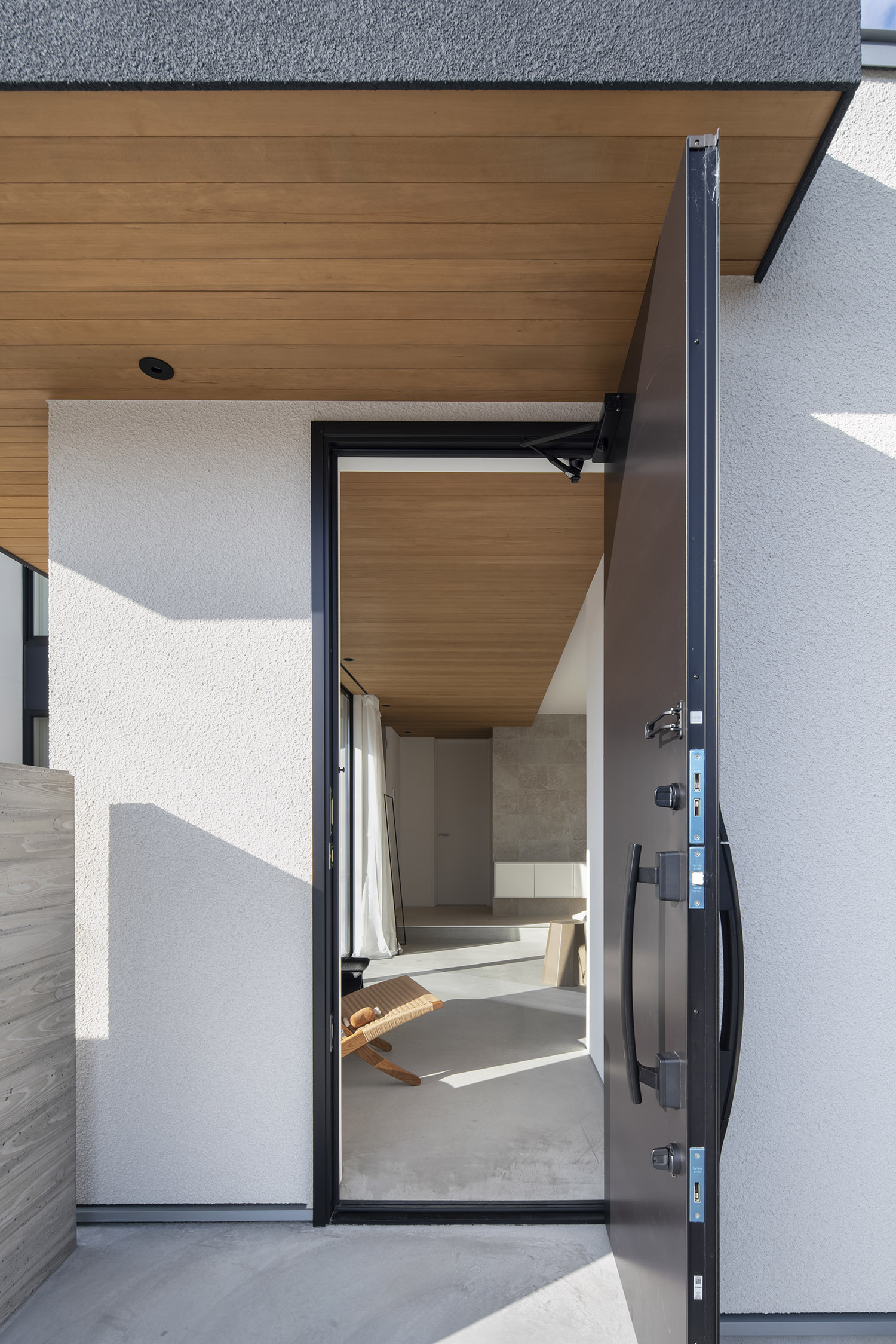 土間玄関と繋がる木の軒天井の玄関・デザイン住宅 注文住宅・デザイン住宅建築実例_『CASE768 Living with light』_外観