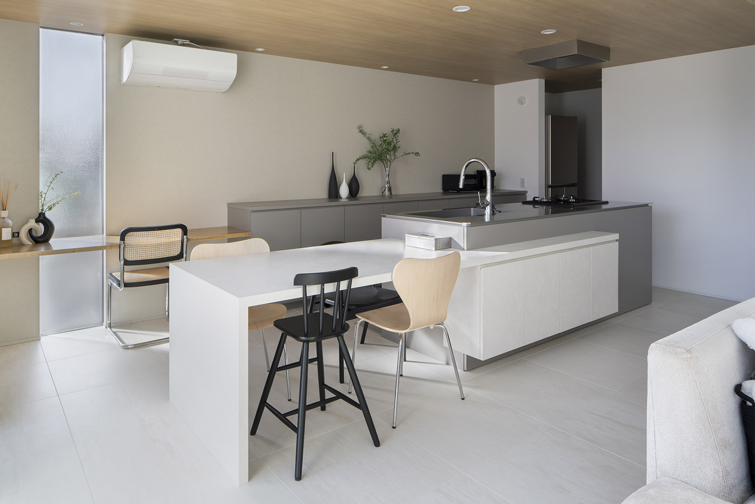 キッチンとダイニングテーブルが横並びになったおしゃれなLDK・デザイン住宅 注文住宅・デザイン住宅建築実例_『CASE768 Living with light』_キッチン