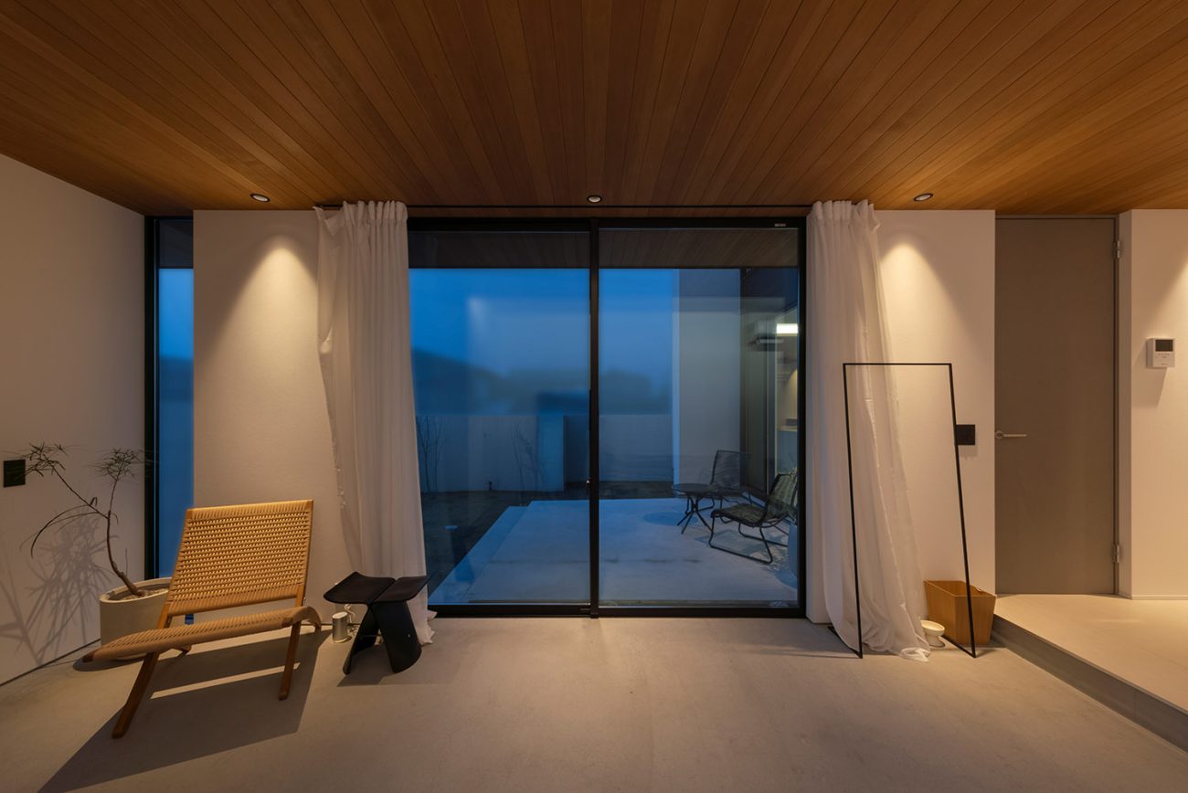 テラスに面した大きな窓があるリビングのような土間玄関・デザイン住宅 注文住宅・デザイン住宅建築実例_『CASE768 Living with light』_玄関