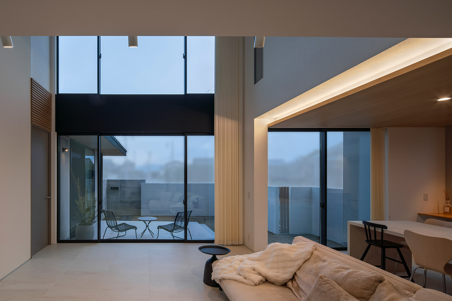 壁際に間接照明を取り付けた大きな窓があるLDK・デザイン住宅 注文住宅・デザイン住宅建築実例_『CASE768 Living with light』_LDK