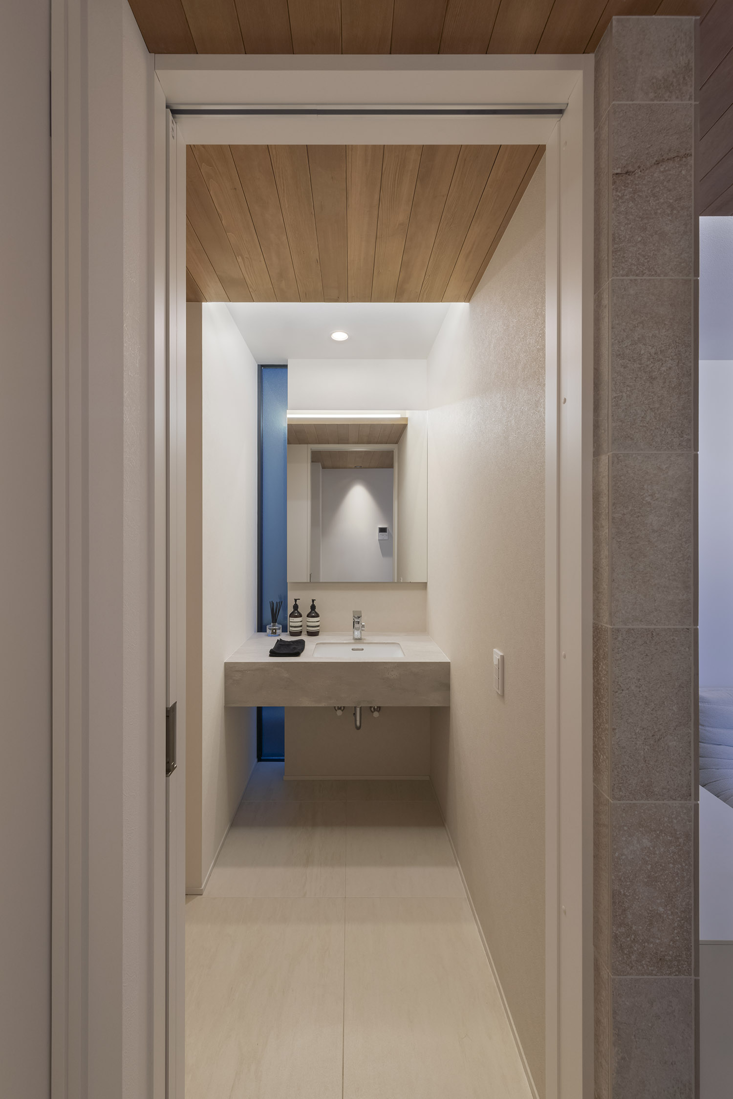 木目の天井があるコンパクトな手洗いカウンター・デザイン住宅 注文住宅・デザイン住宅建築実例_『CASE768 Living with light』_浴室・洗面所