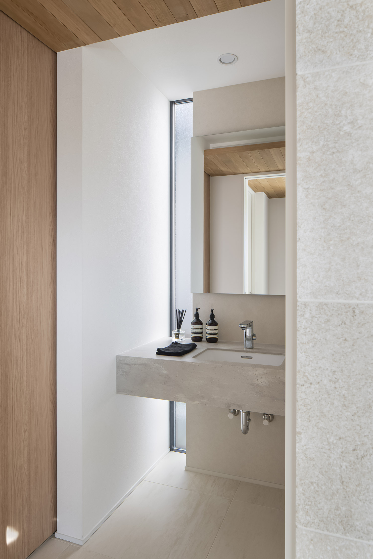 縦型のスリット窓から光が入る明るく清潔感のある洗面所・デザイン住宅 注文住宅・デザイン住宅建築実例_『CASE768 Living with light』_浴室・洗面所