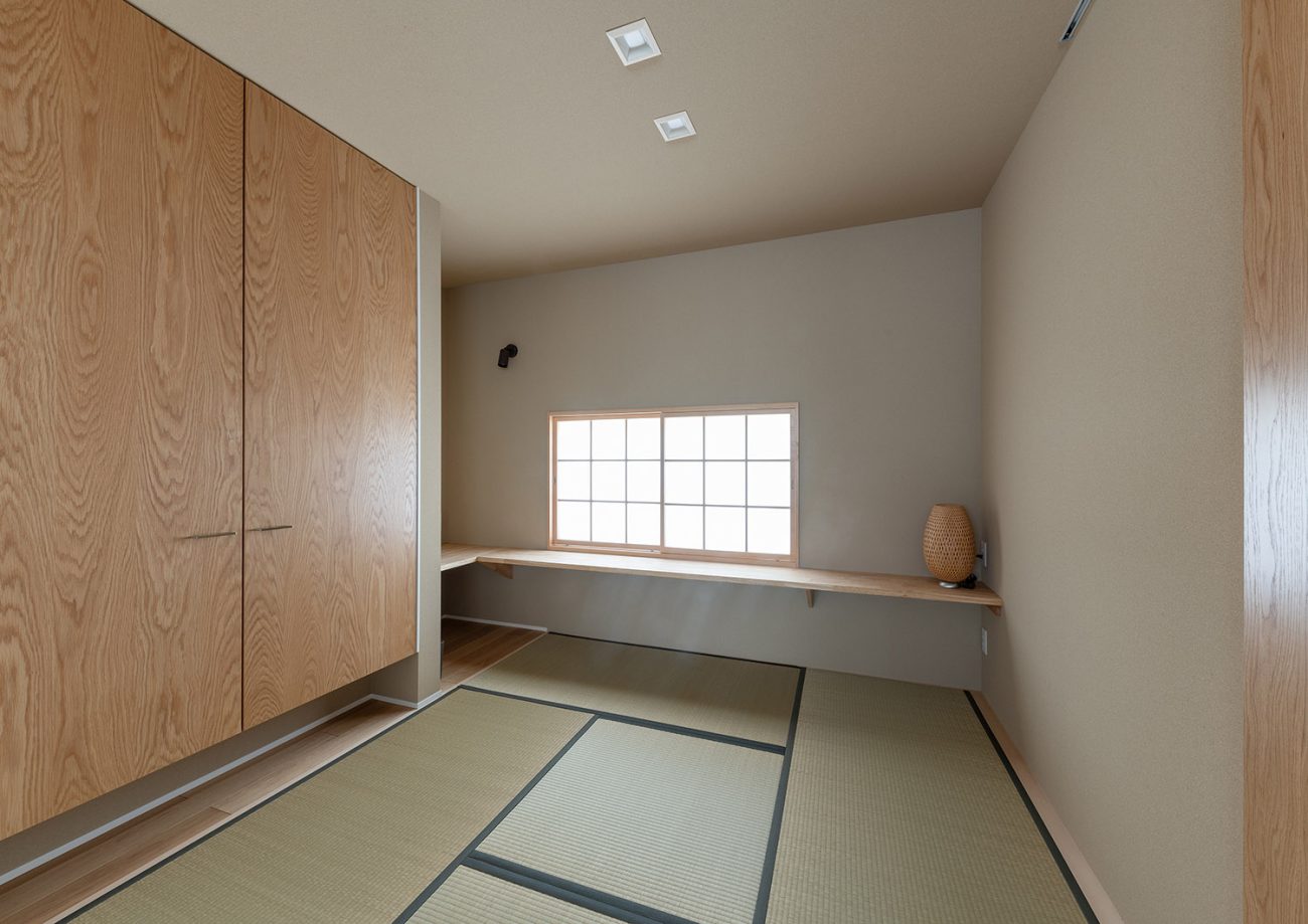 壁付けデスクや障子付きの窓があるシンプルでモダンな和室・デザイン住宅 注文住宅・デザイン住宅建築実例_『CASE774 和/紙の温もり』_和室