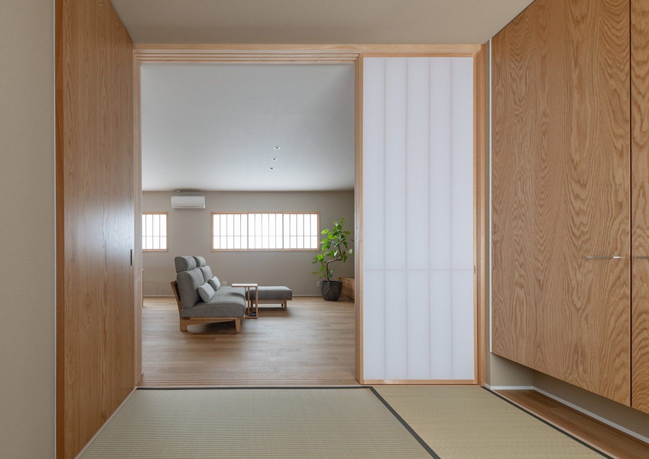 和室とLDKが襖で仕切られた和モダンな家・デザイン住宅 注文住宅・デザイン住宅建築実例_『CASE774 和/紙の温もり』_和室