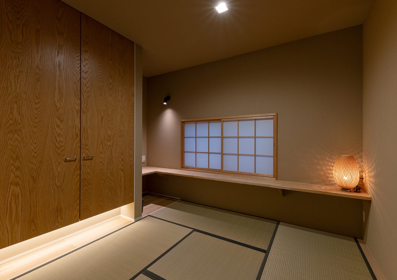 収納の下に間接照明があるシンプルでおしゃれな和室・デザイン住宅 注文住宅・デザイン住宅建築実例_『CASE774 和/紙の温もり』_和室