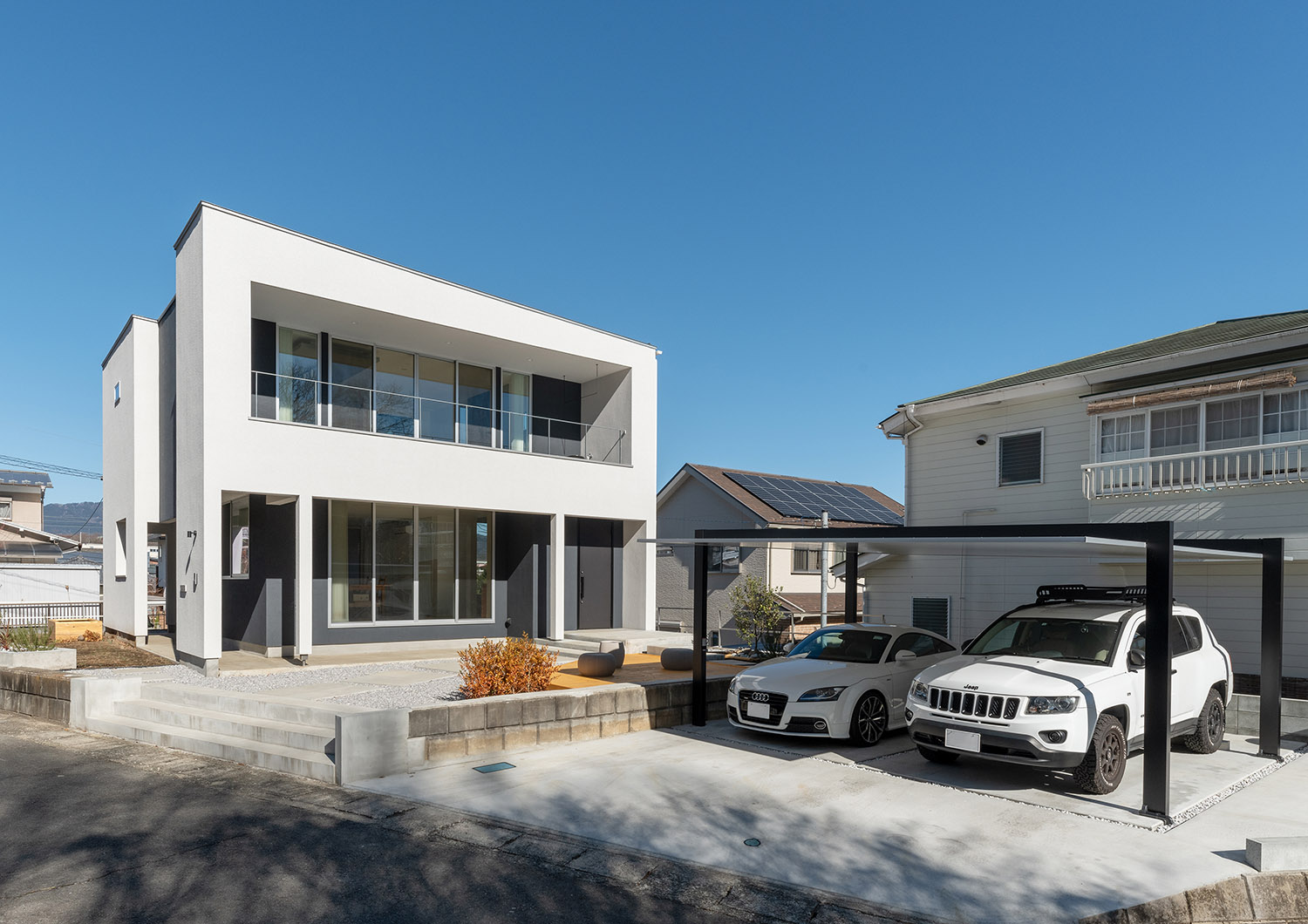 土地の高低差を活かしたゆとりのある駐車場