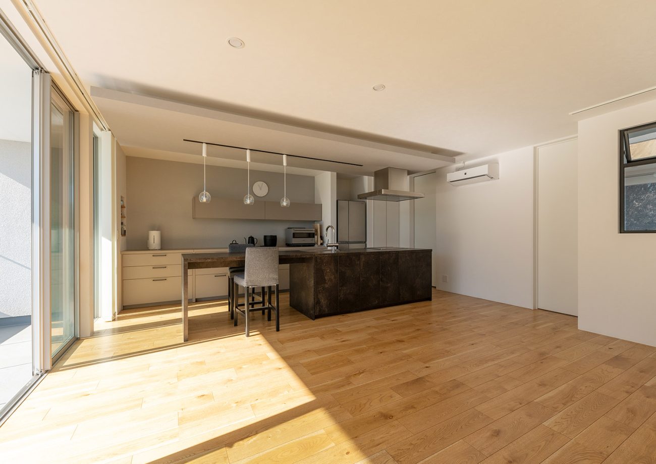 下がり天井になったアイランドキッチンがあるシンプルでおしゃれなLDK・デザイン住宅 注文住宅・デザイン住宅建築実例_『CASE775 二色の陽射し』_LDK