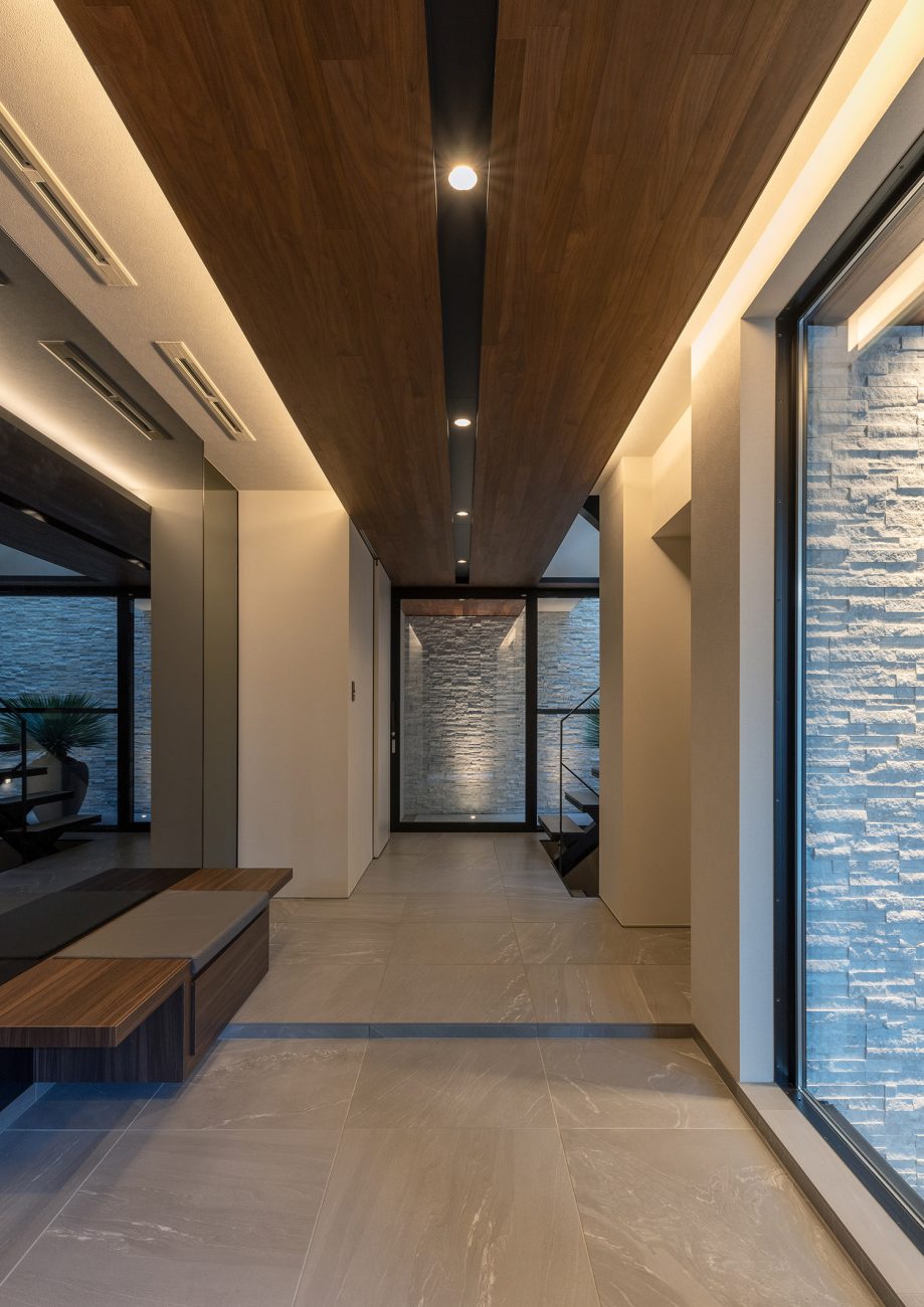 デザイン住宅建築実例_玄関・注文住宅『CASE781 天地を紡ぐ家』の建築実例・施⼯例の写真