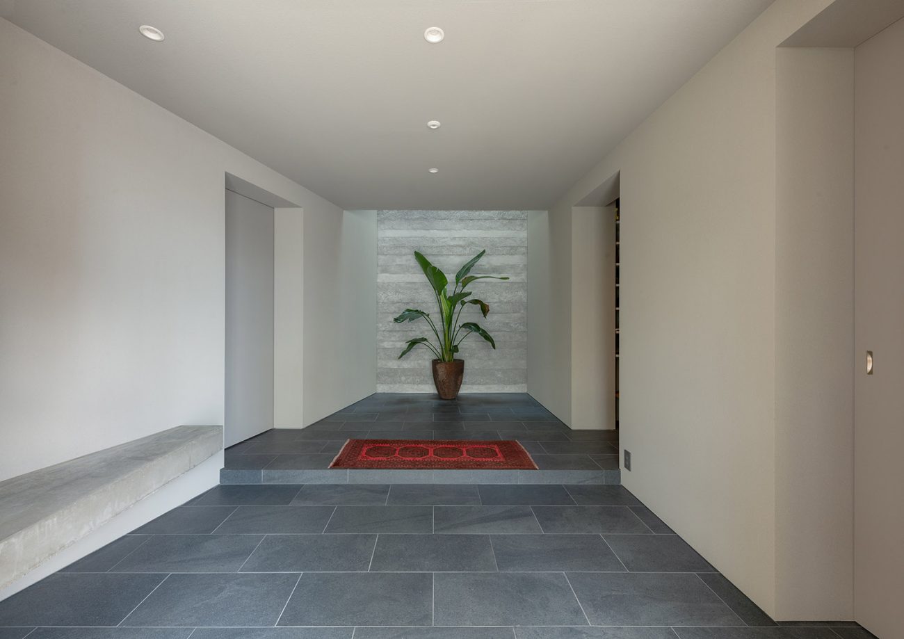 デザイン住宅建築実例_外観・注文住宅『CASE784 贅と静』の建築実例・施⼯例の写真_玄関