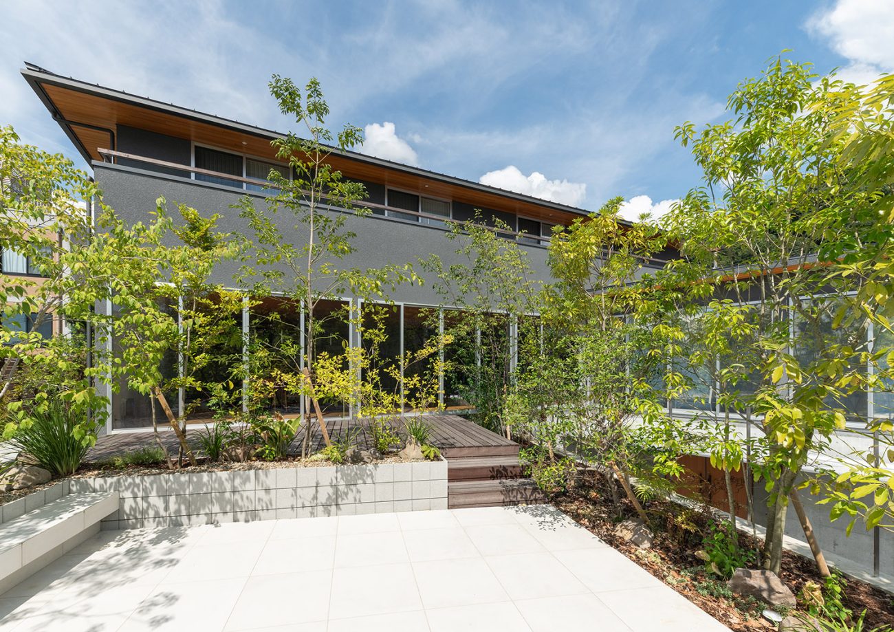 デザイン住宅建築実例_外観・注文住宅『CASE784 贅と静』の建築実例・施⼯例の写真_テラス・バルコニー