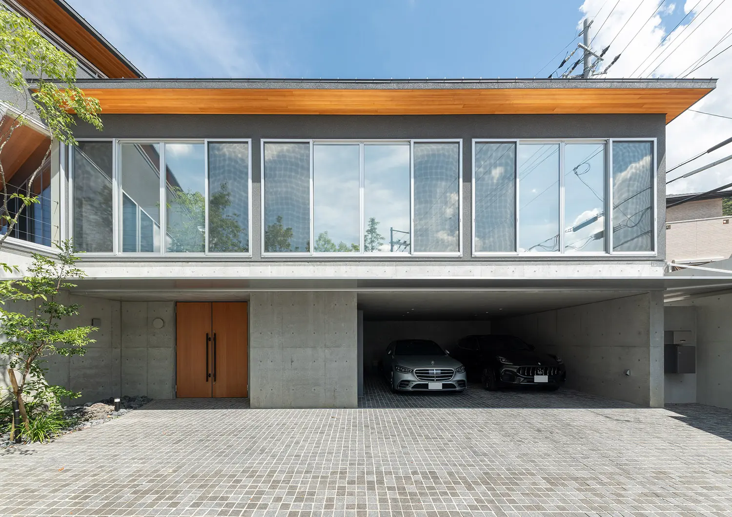 軒がせり出したインパクトのある注文住宅の外観