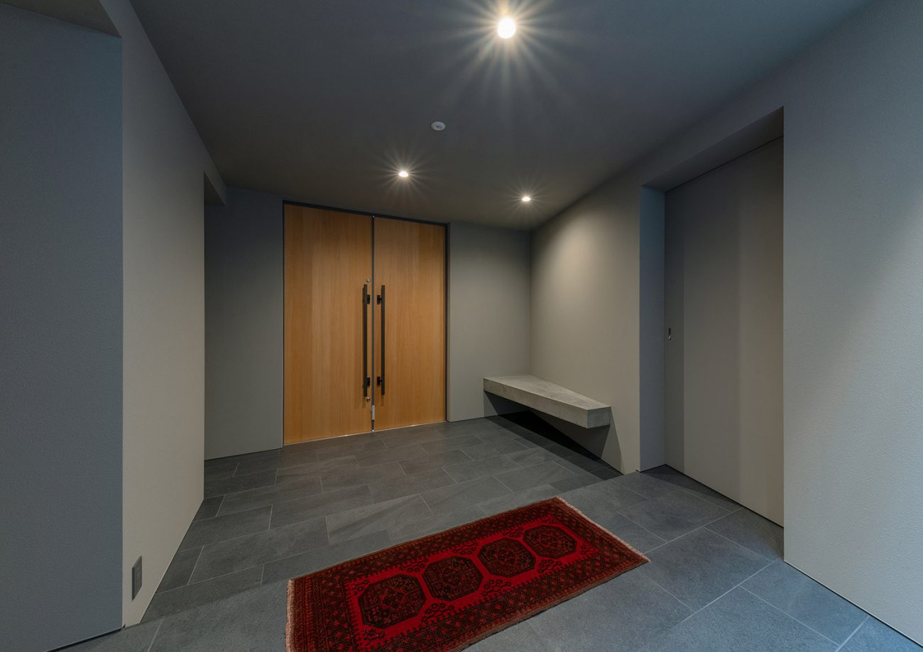 デザイン住宅建築実例_外観・注文住宅『CASE784 贅と静』の建築実例・施⼯例の写真_玄関