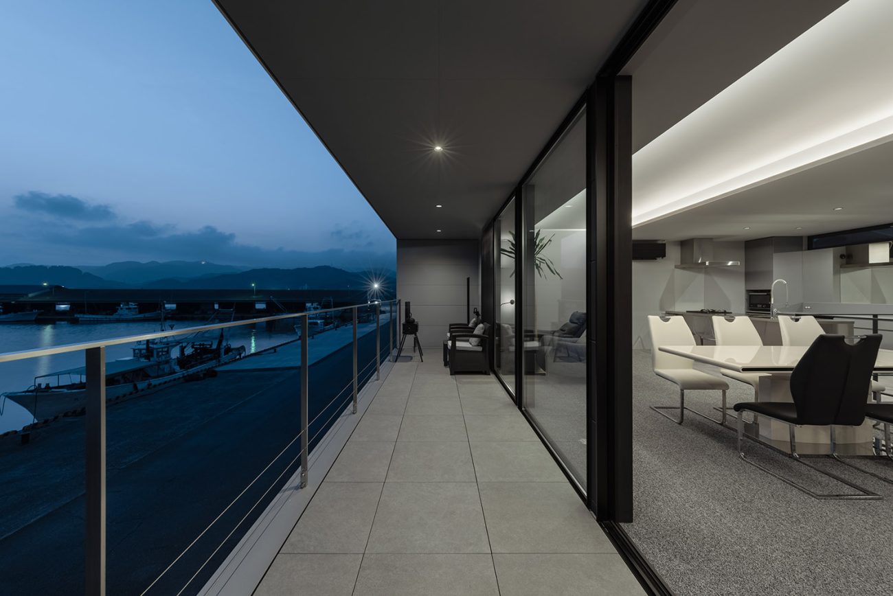 デザイン住宅建築実例_外観・注文住宅『CASE785 凪の邸』の建築実例・施⼯例の写真_テラス・バルコニー