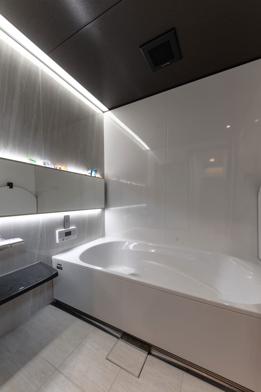 デザイン住宅建築実例_外観・注文住宅『CASE786 蒼天に抜ける家』の建築実例・施⼯例の写真_浴室・洗面所