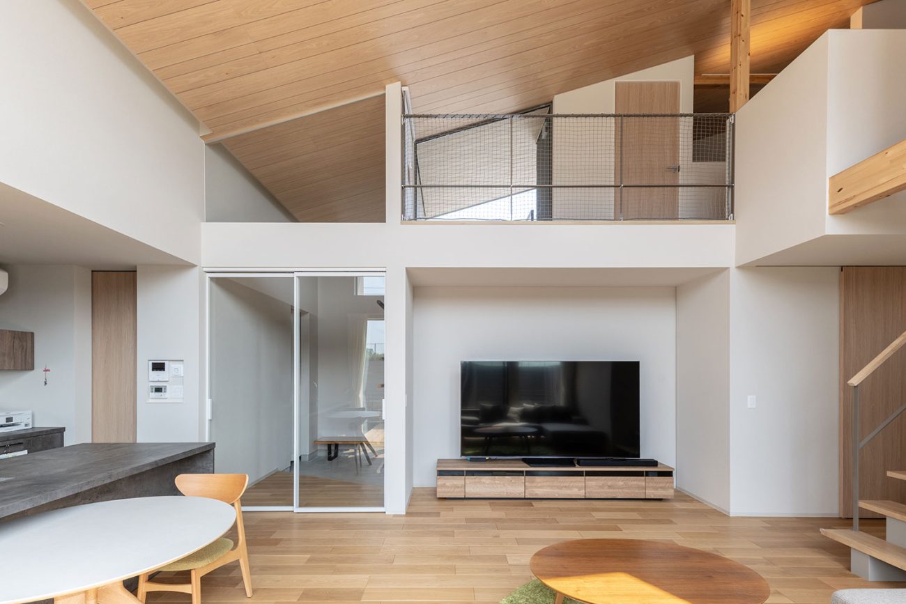 デザイン住宅建築実例_外観・注文住宅『CASE786 蒼天に抜ける家』の建築実例・施⼯例の写真_LDK