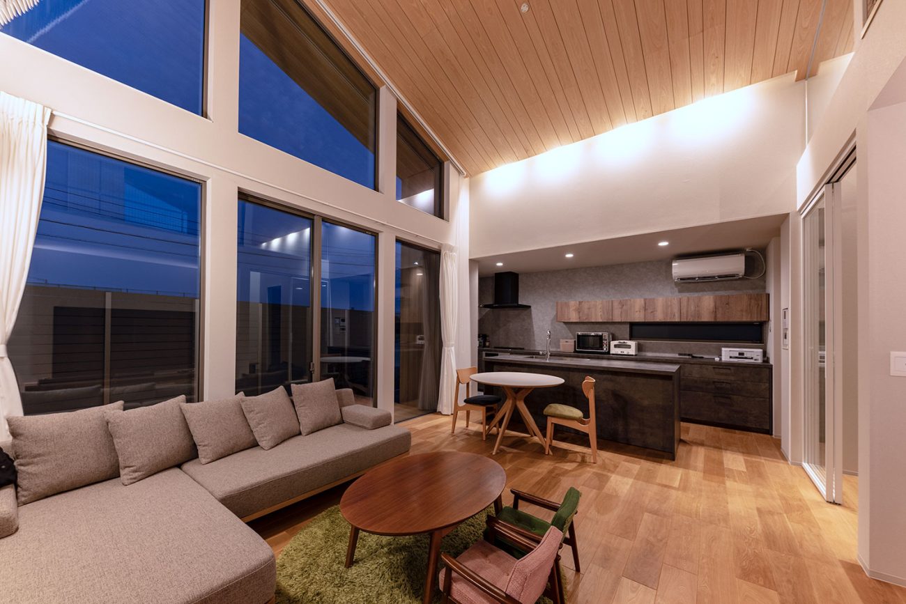 デザイン住宅建築実例_外観・注文住宅『CASE786 蒼天に抜ける家』の建築実例・施⼯例の写真_LDK