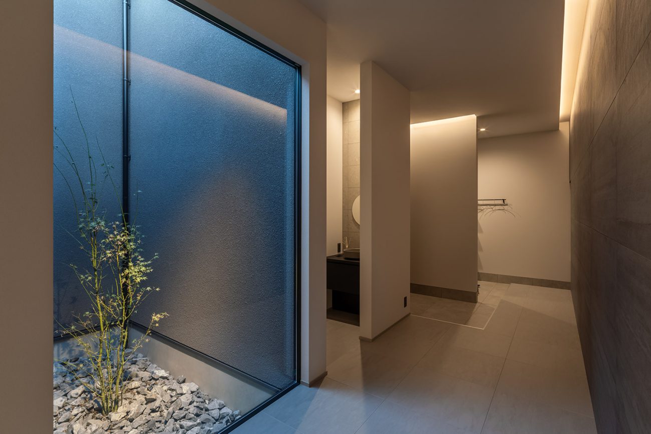 デザイン住宅建築実例_外観・注文住宅『CASE787 Monotone Nest』の建築実例・施⼯例の写真_玄関