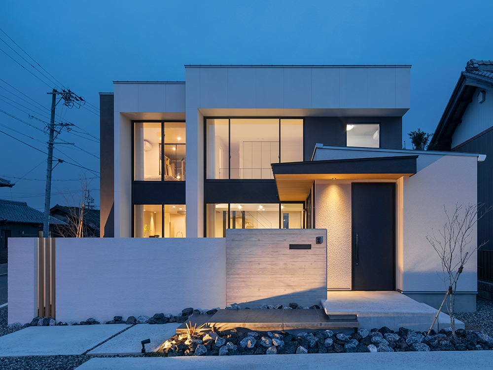 CASE768 Living with light